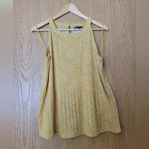 Adrianna Papell yellow floral pleated sleeveless swing top blouse M
